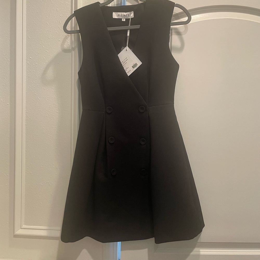 Elliatt Black Double-Breasted Sleeveless Dress